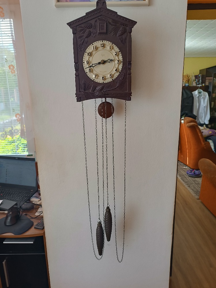 Hodiny zavěšené na stěně.